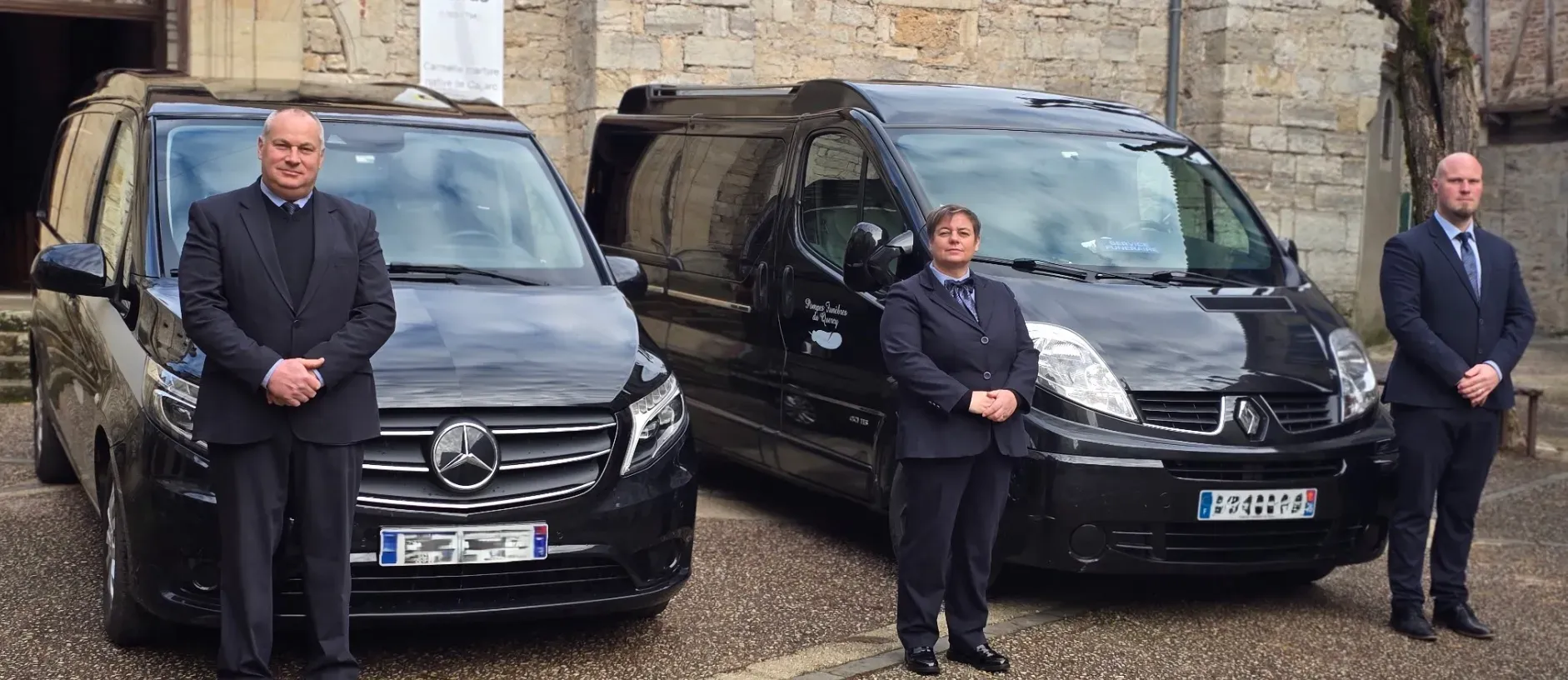 Équipe des Pompes Funèbres du Quercy devant leurs véhicules